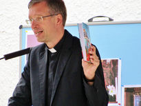Bischof Gerber ist von den Zeugnissen im Begleitbuch beeindruckt